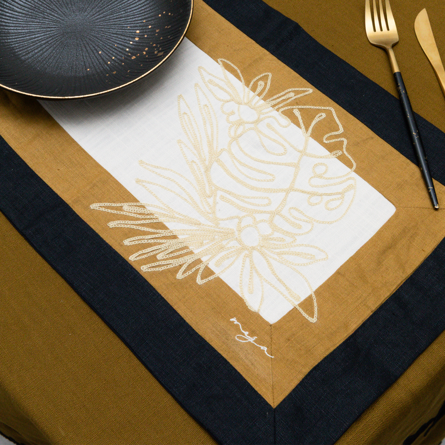The Les Feuilles De Broderie Tablemat